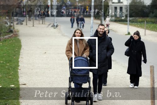 Amsterdam 16 november 2021
Dave Roelvink en zijn vriendin Jazzlyn  voor het eerst buiten met hun zoontje Dean . Ze wandelen  in het vondelpark.