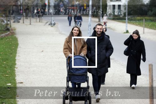Amsterdam 16 november 2021
Dave Roelvink en zijn vriendin Jazzlyn  voor het eerst buiten met hun zoontje Dean . Ze wandelen  in het vondelpark.