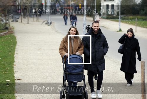 Amsterdam 16 november 2021
Dave Roelvink en zijn vriendin Jazzlyn  voor het eerst buiten met hun zoontje Dean . Ze wandelen  in het vondelpark.