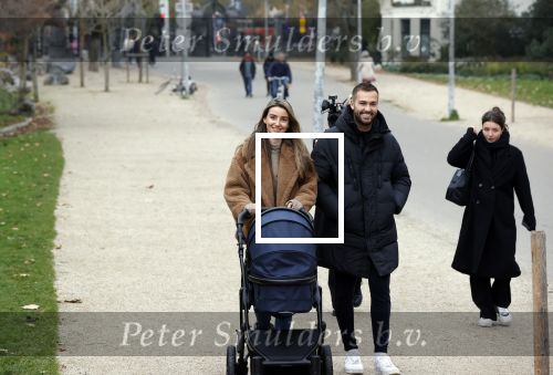 Amsterdam 16 november 2021
Dave Roelvink en zijn vriendin Jazzlyn  voor het eerst buiten met hun zoontje Dean . Ze wandelen  in het vondelpark.