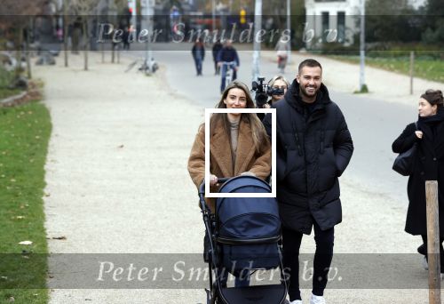 Amsterdam 16 november 2021
Dave Roelvink en zijn vriendin Jazzlyn  voor het eerst buiten met hun zoontje Dean . Ze wandelen  in het vondelpark.