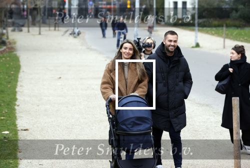 Amsterdam 16 november 2021
Dave Roelvink en zijn vriendin Jazzlyn  voor het eerst buiten met hun zoontje Dean . Ze wandelen  in het vondelpark.