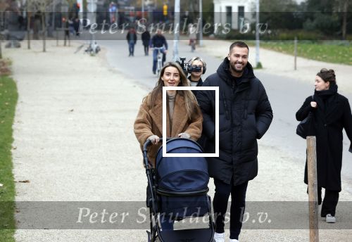 Amsterdam 16 november 2021
Dave Roelvink en zijn vriendin Jazzlyn  voor het eerst buiten met hun zoontje Dean . Ze wandelen  in het vondelpark.