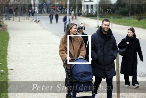 Amsterdam 16 november 2021
Dave Roelvink en zijn vriendin Jazzlyn  voor het eerst buiten met hun zoontje Dean . Ze wandelen  in het vondelpark.