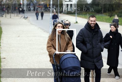 Amsterdam 16 november 2021
Dave Roelvink en zijn vriendin Jazzlyn  voor het eerst buiten met hun zoontje Dean . Ze wandelen  in het vondelpark.