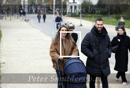 Amsterdam 16 november 2021
Dave Roelvink en zijn vriendin Jazzlyn  voor het eerst buiten met hun zoontje Dean . Ze wandelen  in het vondelpark.