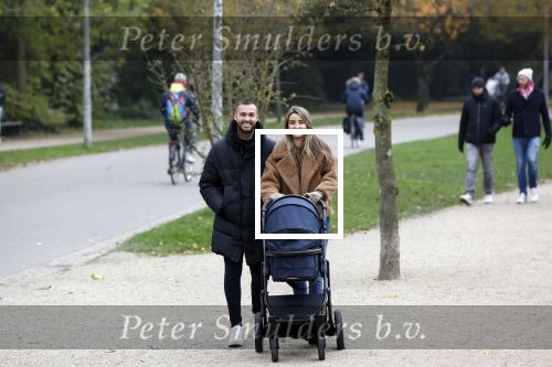 Amsterdam 16 november 2021
Dave Roelvink en zijn vriendin Jazzlyn  voor het eerst buiten met hun zoontje Dean . Ze wandelen  in het vondelpark.
