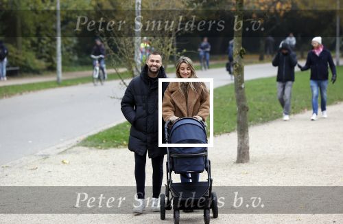 Amsterdam 16 november 2021
Dave Roelvink en zijn vriendin Jazzlyn  voor het eerst buiten met hun zoontje Dean . Ze wandelen  in het vondelpark.