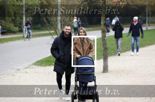 Amsterdam 16 november 2021
Dave Roelvink en zijn vriendin Jazzlyn  voor het eerst buiten met hun zoontje Dean . Ze wandelen  in het vondelpark.