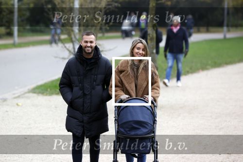 Amsterdam 16 november 2021
Dave Roelvink en zijn vriendin Jazzlyn  voor het eerst buiten met hun zoontje Dean . Ze wandelen  in het vondelpark.