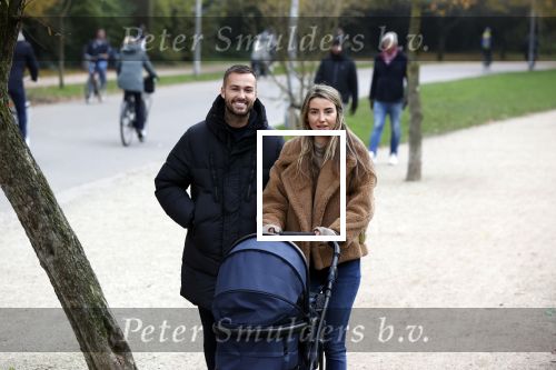 Amsterdam 16 november 2021
Dave Roelvink en zijn vriendin Jazzlyn  voor het eerst buiten met hun zoontje Dean . Ze wandelen  in het vondelpark.