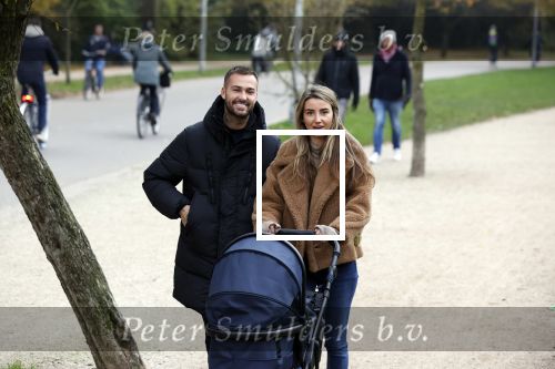 Amsterdam 16 november 2021
Dave Roelvink en zijn vriendin Jazzlyn  voor het eerst buiten met hun zoontje Dean . Ze wandelen  in het vondelpark.