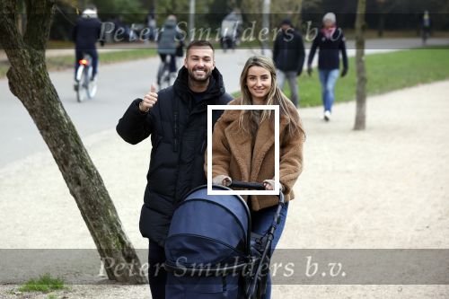 Amsterdam 16 november 2021
Dave Roelvink en zijn vriendin Jazzlyn  voor het eerst buiten met hun zoontje Dean . Ze wandelen  in het vondelpark.