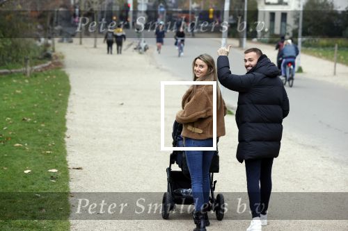 Amsterdam 16 november 2021
Dave Roelvink en zijn vriendin Jazzlyn  voor het eerst buiten met hun zoontje Dean . Ze wandelen  in het vondelpark.