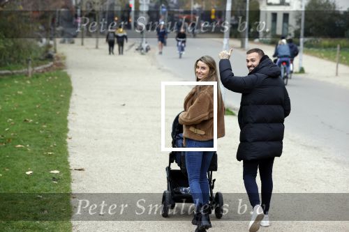 Amsterdam 16 november 2021
Dave Roelvink en zijn vriendin Jazzlyn  voor het eerst buiten met hun zoontje Dean . Ze wandelen  in het vondelpark.
