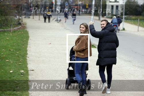 Amsterdam 16 november 2021
Dave Roelvink en zijn vriendin Jazzlyn  voor het eerst buiten met hun zoontje Dean . Ze wandelen  in het vondelpark.