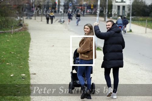 Amsterdam 16 november 2021
Dave Roelvink en zijn vriendin Jazzlyn  voor het eerst buiten met hun zoontje Dean . Ze wandelen  in het vondelpark.