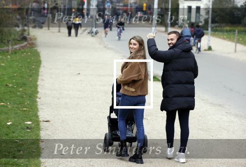 Amsterdam 16 november 2021
Dave Roelvink en zijn vriendin Jazzlyn  voor het eerst buiten met hun zoontje Dean . Ze wandelen  in het vondelpark.