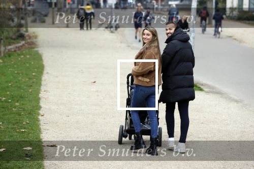 Amsterdam 16 november 2021
Dave Roelvink en zijn vriendin Jazzlyn  voor het eerst buiten met hun zoontje Dean . Ze wandelen  in het vondelpark.