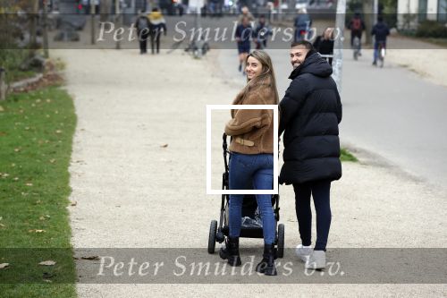 Amsterdam 16 november 2021
Dave Roelvink en zijn vriendin Jazzlyn  voor het eerst buiten met hun zoontje Dean . Ze wandelen  in het vondelpark.