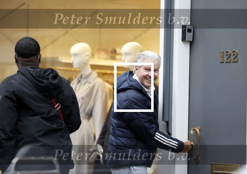 Amstetrdam 24 november 2021
Dries Roelvink bij zijn huis op de PC hooftstraat