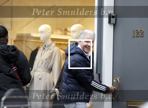Amstetrdam 24 november 2021
Dries Roelvink bij zijn huis op de PC hooftstraat