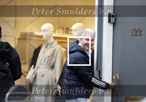Amstetrdam 24 november 2021
Dries Roelvink bij zijn huis op de PC hooftstraat