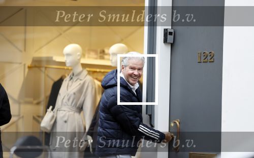 Amstetrdam 24 november 2021
Dries Roelvink bij zijn huis op de PC hooftstraat