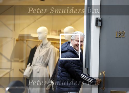 Amstetrdam 24 november 2021
Dries Roelvink bij zijn huis op de PC hooftstraat