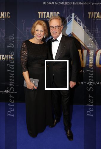 Almere 21 november 2021
Premiere van musical the Titanic in schouwburg Almere. Edvard Niessing met vriendin