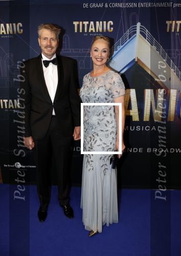 Almere 21 november 2021
Premiere van musical the Titanic in schouwburg Almere. Ellen evers met haar man