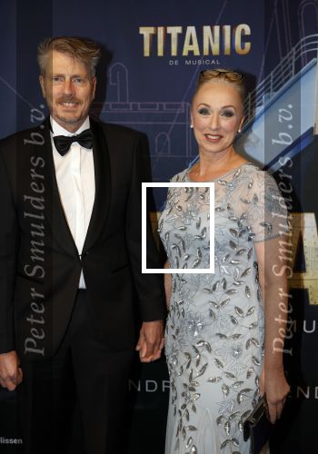 Almere 21 november 2021
Premiere van musical the Titanic in schouwburg Almere. Ellen evers met haar man