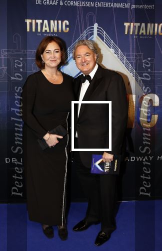 Almere 21 november 2021
Premiere van musical the Titanic in schouwburg Almere. Erwin v lambaart met vrouw