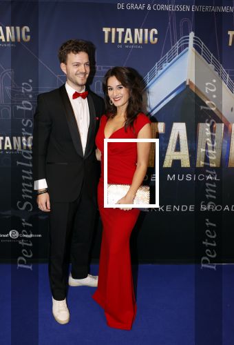 Almere 21 november 2021
Premiere van musical the Titanic in schouwburg Almere. esmee Dekker met haar vriend