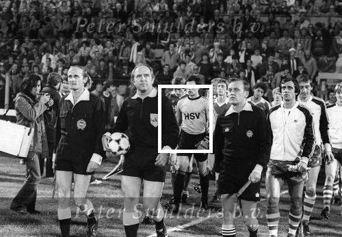 Eindhoven, 22 Oktober 1980
2e ronde UEFA Cup PSV-HSV eindstand 1-1
Felix Magath Willy v d Kuijlen en Scheidsrechter Karoly Palotai