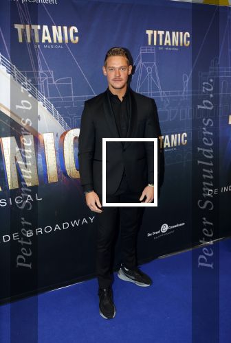 Almere 21 november 2021
Premiere van musical the Titanic in schouwburg Almere. Ferry Doedens kwam met zijn manager Christian Looman