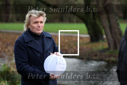 Amsterdam 3 december 2021
Anouk Smulders heeft opnames voor SBS6 programma inzake het KWF . Hans Klok heeft lampion bij voor zijn overleden assistente Nathalie Hoop.