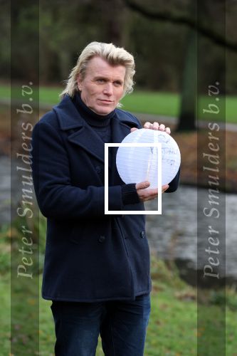 Amsterdam 3 december 2021
Anouk Smulders heeft opnames voor SBS6 programma inzake het KWF . Hans Klok heeft lampion bij voor zijn overleden assistente Nathalie Hoop.