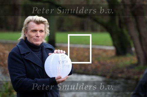 Amsterdam 3 december 2021
Anouk Smulders heeft opnames voor SBS6 programma inzake het KWF . Hans Klok heeft lampion bij voor zijn overleden assistente Nathalie Hoop.