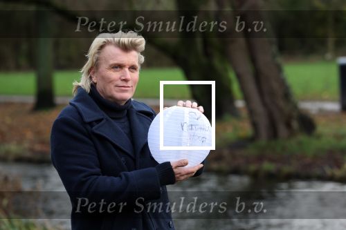 Amsterdam 3 december 2021
Anouk Smulders heeft opnames voor SBS6 programma inzake het KWF . Hans Klok heeft lampion bij voor zijn overleden assistente Nathalie Hoop.