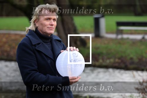 Amsterdam 3 december 2021
Anouk Smulders heeft opnames voor SBS6 programma inzake het KWF . Hans Klok heeft lampion bij voor zijn overleden assistente Nathalie Hoop.