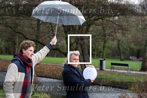 Amsterdam 3 december 2021
Anouk Smulders heeft opnames voor SBS6 programma inzake het KWF . Hans Klok heeft lampion bij voor zijn overleden assistente Nathalie Hoop.