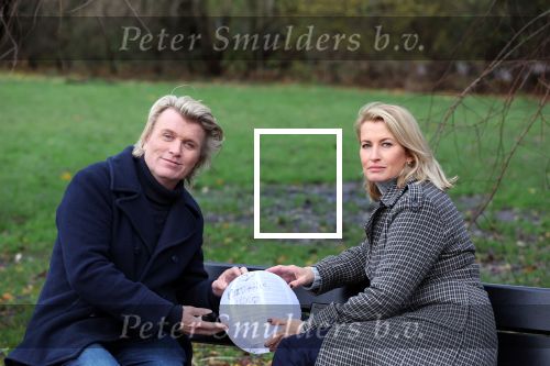Amsterdam 3 december 2021
Anouk Smulders heeft opnames voor SBS6 programma inzake het KWF . Hans Klok heeft lampion bij voor zijn overleden assistente Nathalie Hoop.