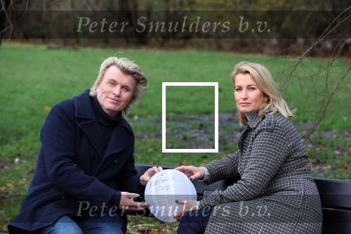 Amsterdam 3 december 2021
Anouk Smulders heeft opnames voor SBS6 programma inzake het KWF . Hans Klok heeft lampion bij voor zijn overleden assistente Nathalie Hoop.