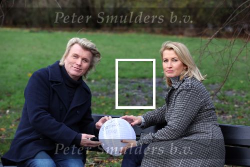 Amsterdam 3 december 2021
Anouk Smulders heeft opnames voor SBS6 programma inzake het KWF . Hans Klok heeft lampion bij voor zijn overleden assistente Nathalie Hoop.