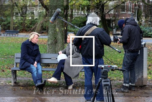 Amsterdam 3 december 2021
Anouk Smulders heeft opnames voor SBS6 programma inzake het KWF . Hans Klok heeft lampion bij voor zijn overleden assistente Nathalie Hoop.