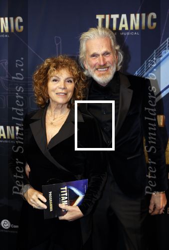 Almere 21 november 2021
Premiere van musical the Titanic in schouwburg Almere. Henriette Tol met partner