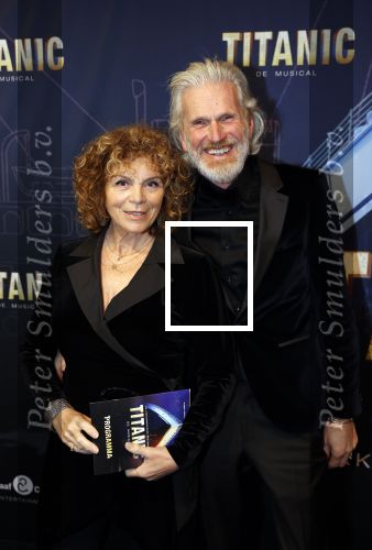 Almere 21 november 2021
Premiere van musical the Titanic in schouwburg Almere. Henriette Tol met partner