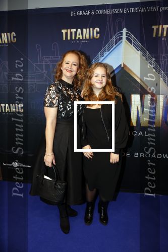 Almere 21 november 2021
Premiere van musical the Titanic in schouwburg Almere. Hilke Bierman met dochter Diaferia en haar man