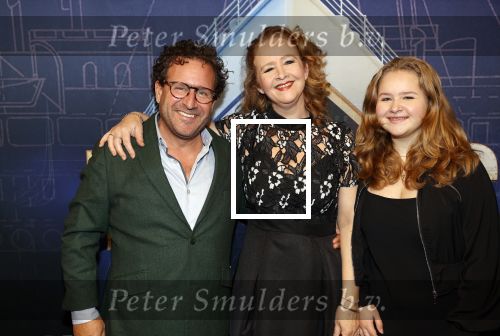 Almere 21 november 2021
Premiere van musical the Titanic in schouwburg Almere. Hilke Bierman met dochter Diaferia en haar man